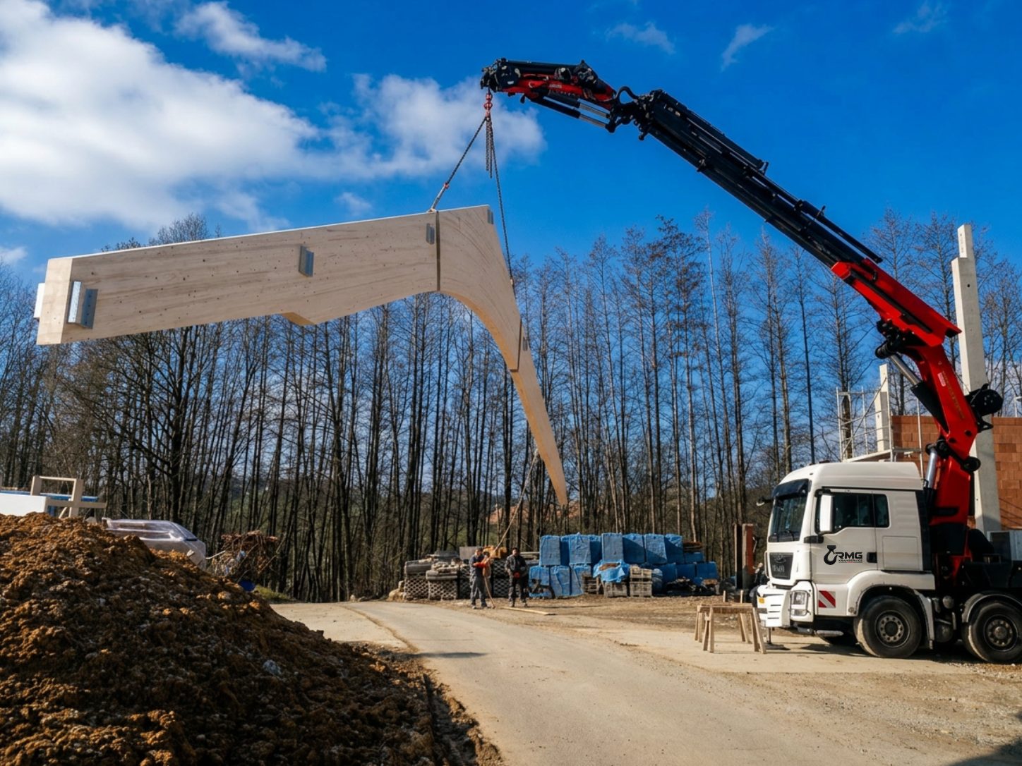 Industrieller Mobilkran auf einer Baustelle in der Abenddämmerung